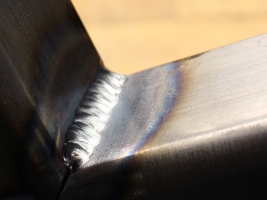 Fillet weld on the table bed